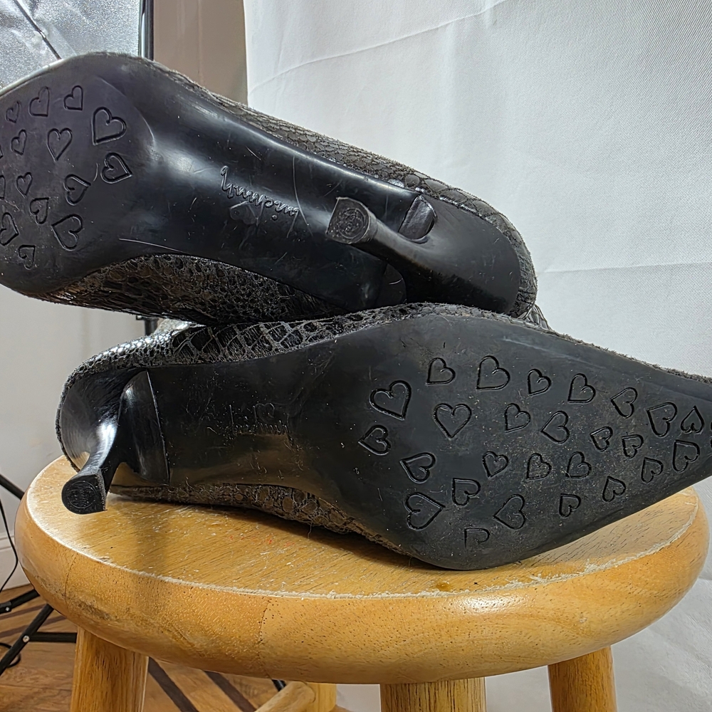 Elegant Black Croc-Embossed Knee-High Boots - Picture 7 of 9